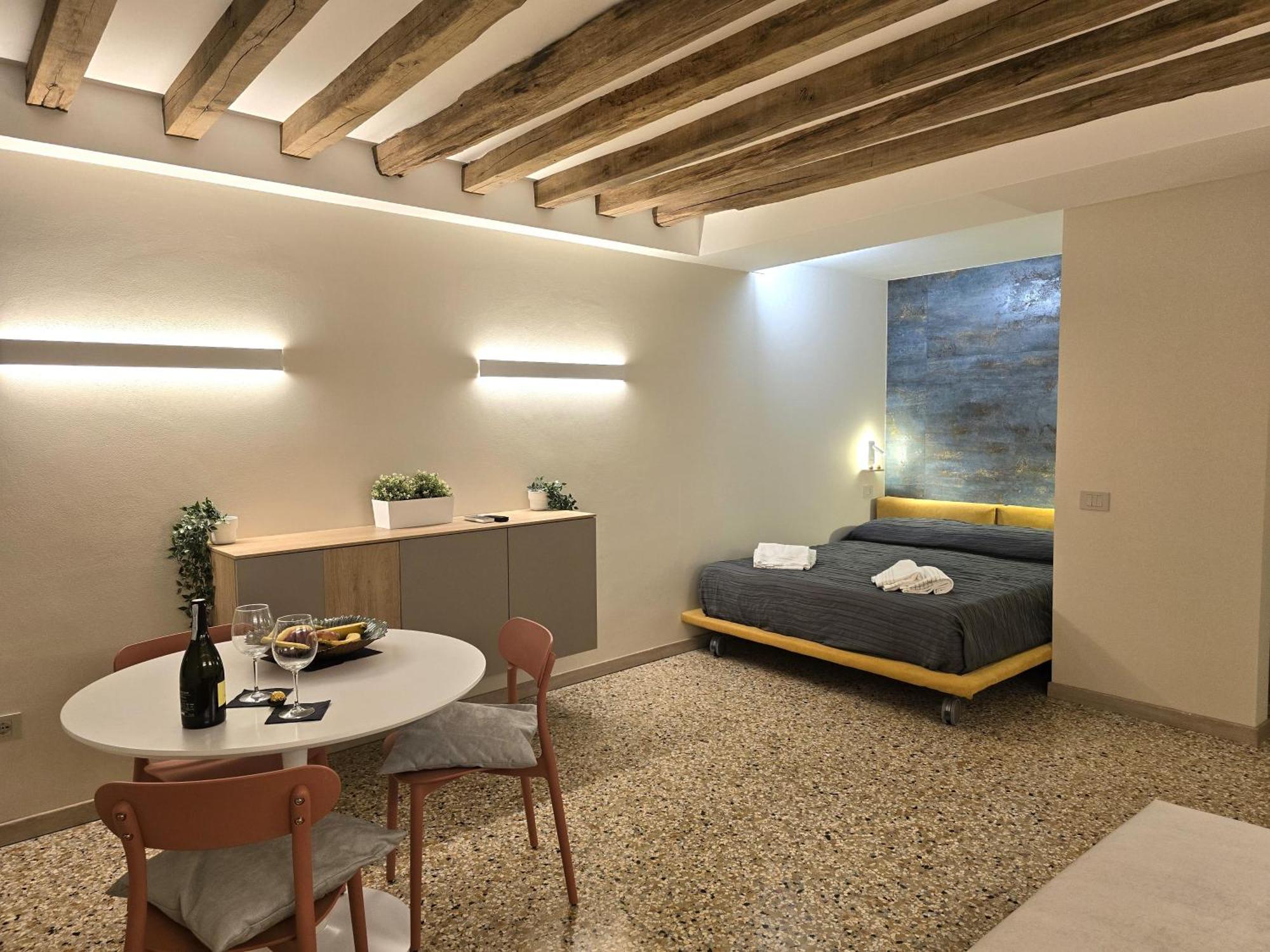 Cozy Studio With Canal View Venedig Eksteriør billede