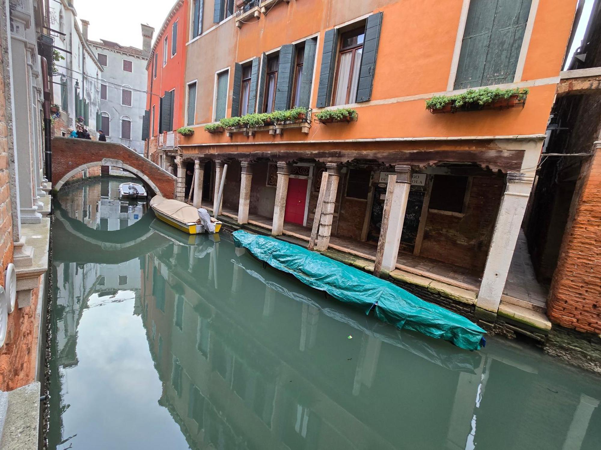 Cozy Studio With Canal View Venedig Eksteriør billede