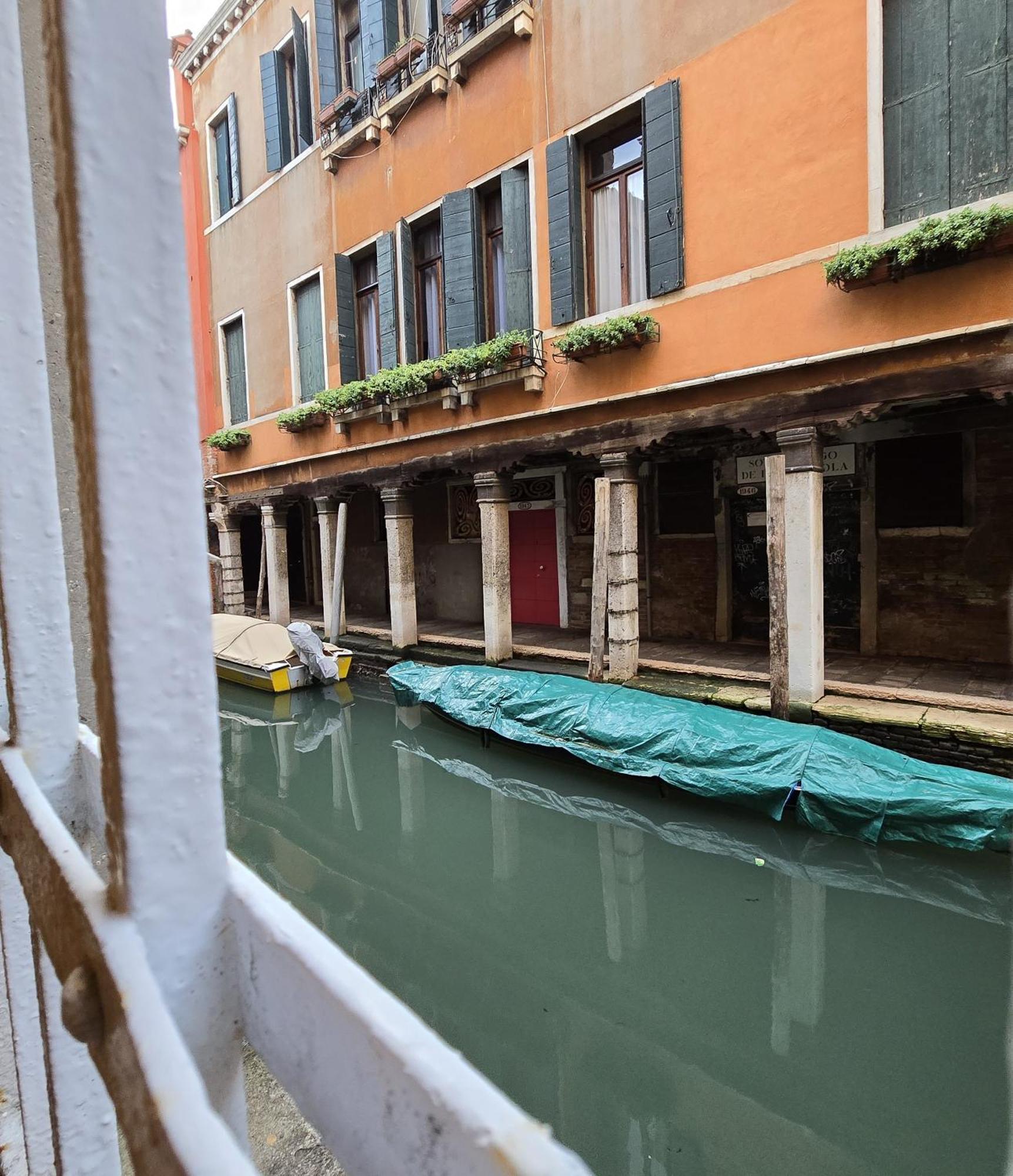 Cozy Studio With Canal View Venedig Eksteriør billede